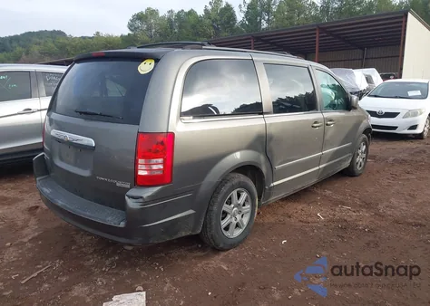 2010 Chrysler Town & Country Touring Plus z USA, uszkodzony, nr VIN 2A4RR8DXOAR320102